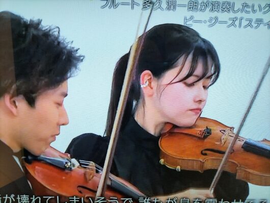 堀内優里さんと林周雅さん２人バイオリン