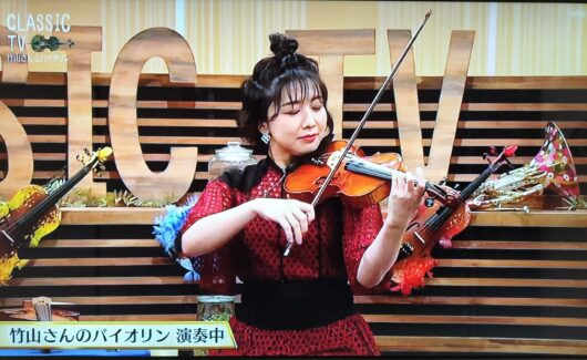 松田理奈さん、竹山さんのバイオリン演奏中